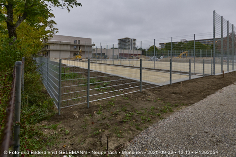 Campus Karl-Marx-Ring_Sportplatz_an_der_neuen_Grundschule_in_Neupelrach_P1292054.jpg